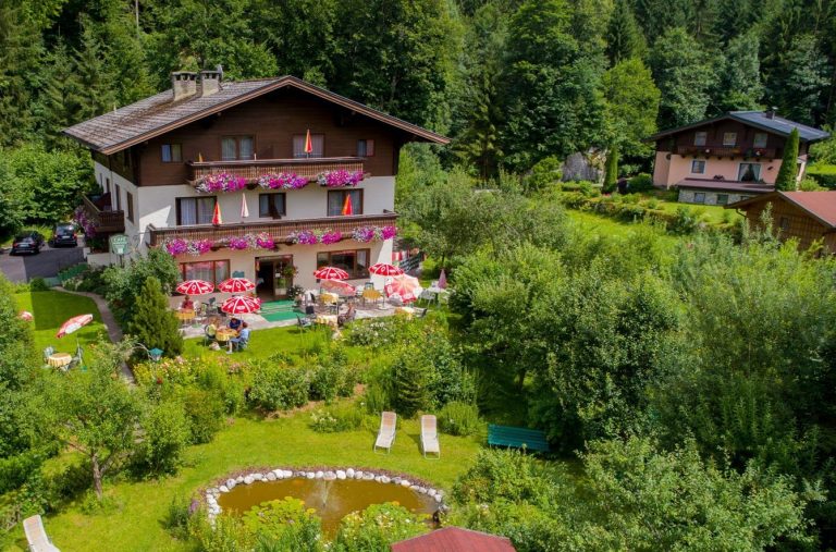 Pension Wildental mit Garten im Sommer