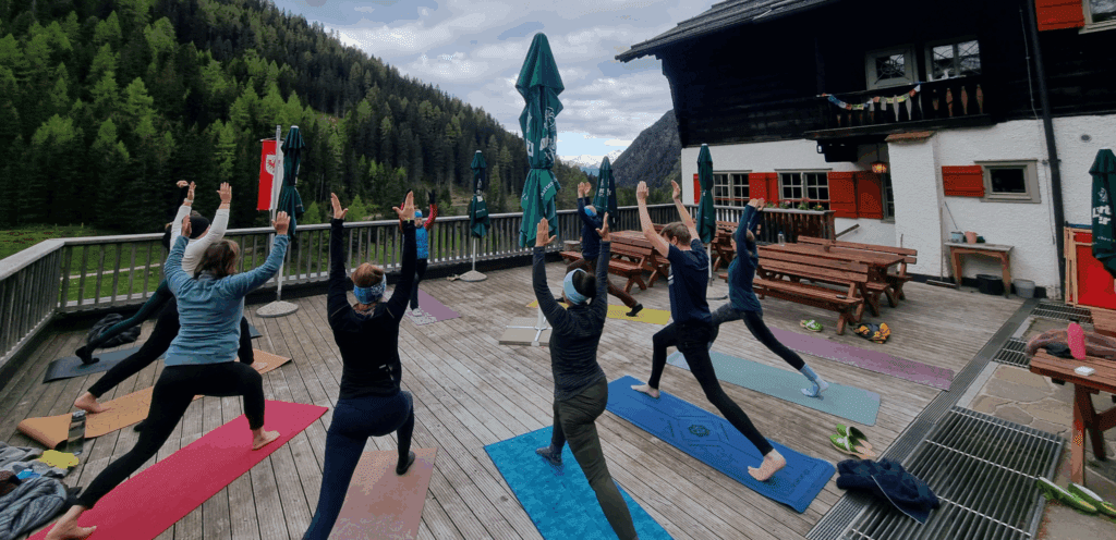 Yogagruppe auf der Terasse des Meissner Hauses