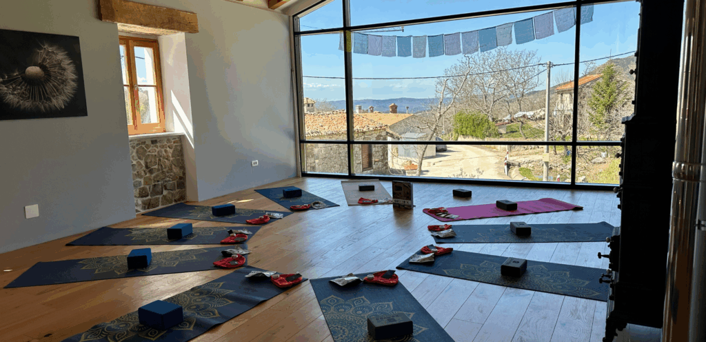 Yoga und Wandern in Istrien, Wandern Yoga Retreat Acro Yoga Vegan März 2026