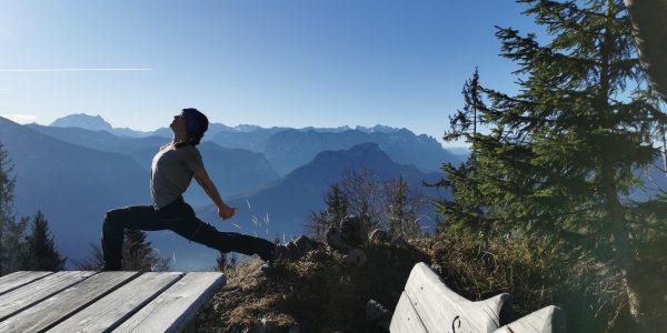 Yoga Geschenkgutschein für Bad Reichenhall - Auf dem Bild zu sehen ist Lisa Burr von Mountainflow Yoga vor einer Bergkette im Krieger 1