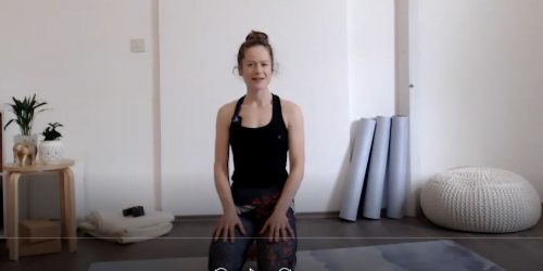Lisa Burr sitzt auf ihrer Yogamatte mit Bergmuster